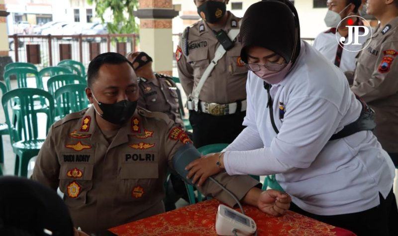 Kapolres Demak AKBP Budi Adhy Buono menjalani pemeriksaan sebelum vaksin booster (Foto:Istimewa)