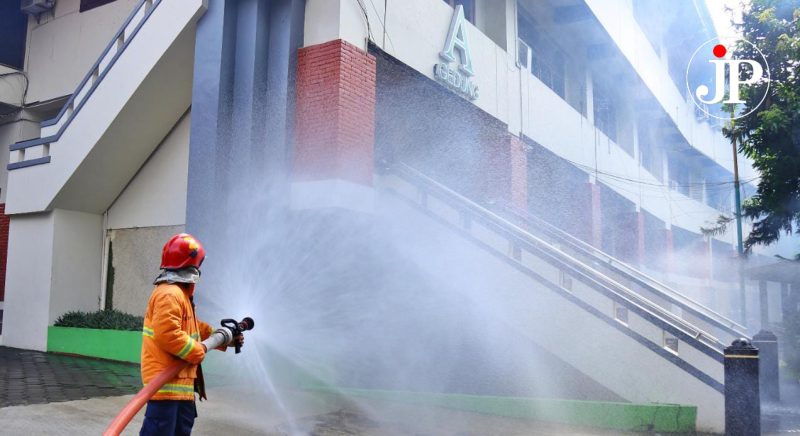 Anggota pemadam sedang memadamkan Gedung A Setda Kudus yang terbakar (Foto:J02)