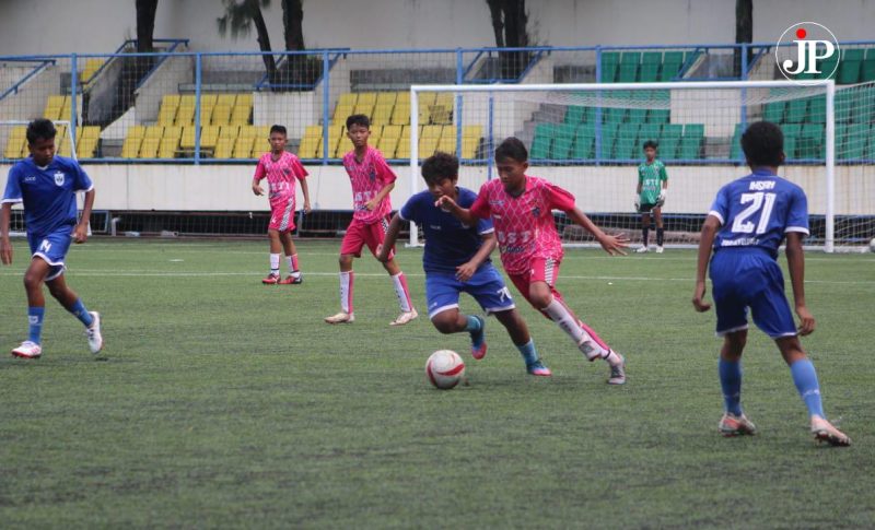 Peseta seleksi menunjukkan skil penguasaan bola di Stadion Wergu Wetan (Foto:J02)
