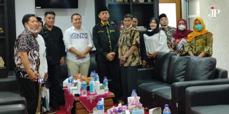 Perwakilan warga eksodan Aceh di Kudus bersama Ketua dan anggota  DPRD Kudus (Foto:Istimewa)