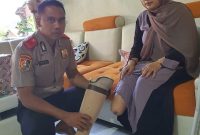Kompol Eko Rubiyanto saat menyerahkan kaki palsu kepada Siti Qomariyah (Foto:Istimewa)