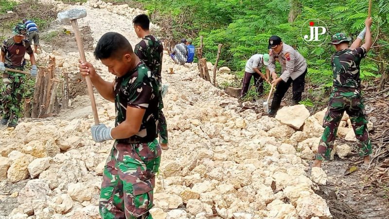Bahu membahu personil Polsek Jati Blora membantu program TMMD di Desa Pengkoljagong, Kecamatan Jati, Kabupaten Blora (Foto:Istimewa) 