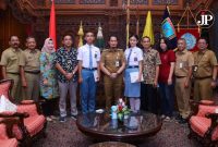 Bupati Kudus bersama dua pelajar terpilih Paskibra beserta guru dan orang tua (Foto:J02)