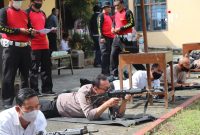 Sejumlah personil dari Polres Kudus latihan menembak (Foto:Istimewa)