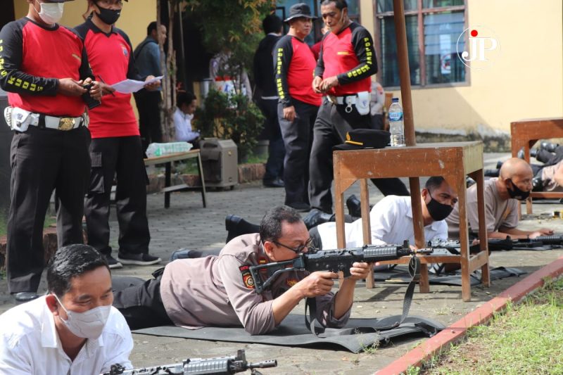 Sejumlah personil dari Polres Kudus latihan menembak (Foto:Istimewa) 