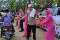 Wakapolres Blora membagikan nasi kotak kepada warga usai melaksanakan Sholat Jum'at (Foto:istimewa)