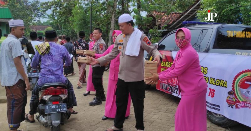 Wakapolres Blora membagikan nasi kotak kepada warga usai melaksanakan Sholat Jum'at (Foto:istimewa) 