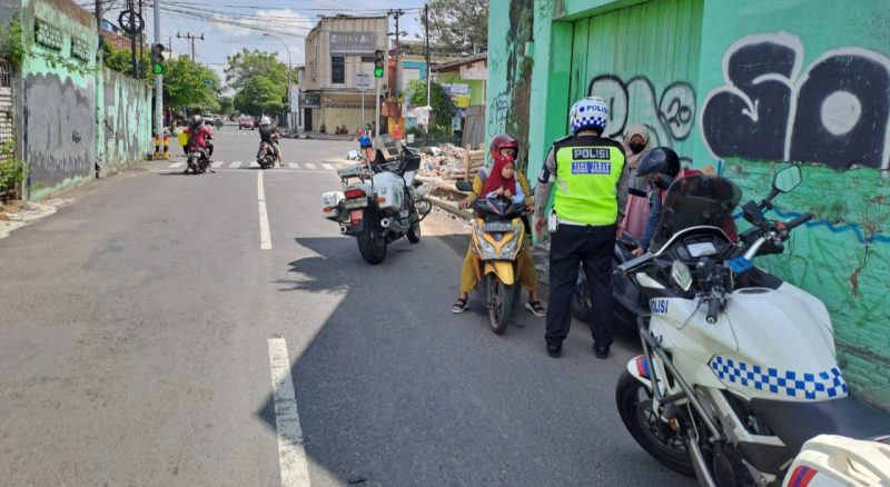 Anggota Satlantas Polres Kudus menindak pelanggar di Jl Mangga Kudus (Foto:J02) 
