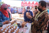 Bupati Kudus menunjukan salah satu produk unggulan dari UMKM Kelurahan Sunggingan (Foto:J02) 