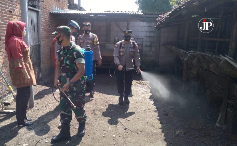 Anggota Kepolisian dan TNI di Blora melakukan penyemprotan disinfektan kandang ternak (Foto:Istimewa) 