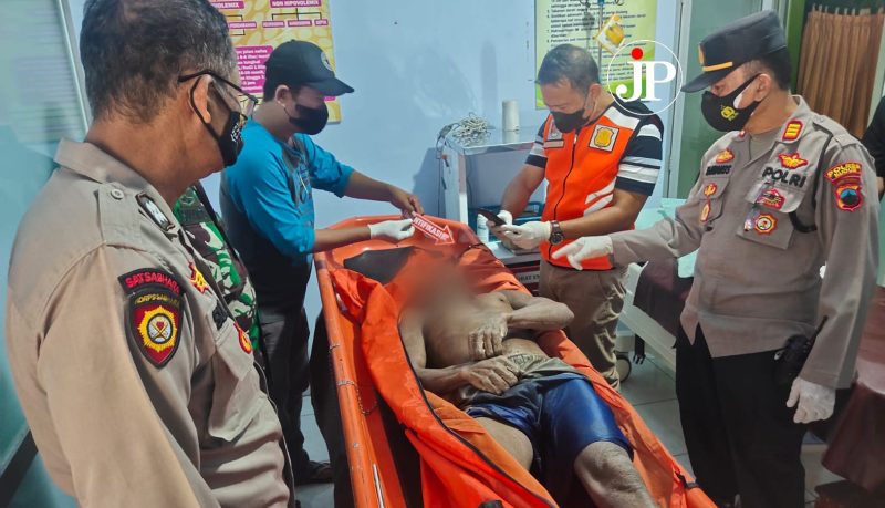 Inavis Polres Kudus dan Kapolsek Jekulo memeriksa jenazah warga Tanjungrejo (Foto:Istimewa) 
