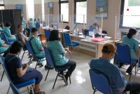 Sejumlah tenaga kesehatan di RS Mardi Rahayu antri untuk vaksinasi booster ke-2 (Foto:Istimewa)