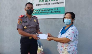 Bantuan dari Kompol Eko Rubiyanto kepada Pengurus Panti (Foto:Istimewa) 