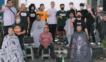 Komunitas Valerie's Genk dan Tunas Indonesia Raya (Tidar) berbagi dengan memberikan layanan potong rambut gratis (Foto:Istimewa) 
