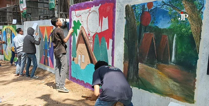 Seniman mural dari berbagai daerah mengikuti Mural Festival Pijar Park (Foto:J02) 