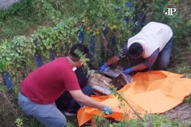 Petugas kepolisian saat mengevakuasi penemuan jenazah (Foto:Istimewa) 