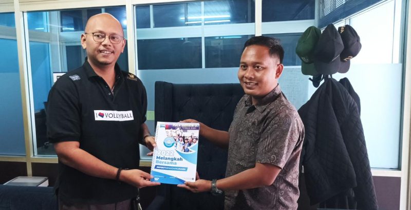Manajer Persiku Jr Fanny Ragyan Sanjaya bersama Manajer Promosi PT Sukun Burhamsyah R Wartono (Foto:Istimewa) 