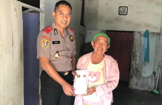 Bu Kasmah menerima bantuan dari Kompol Eko Rubiyanto (Foto:Istimewa) 