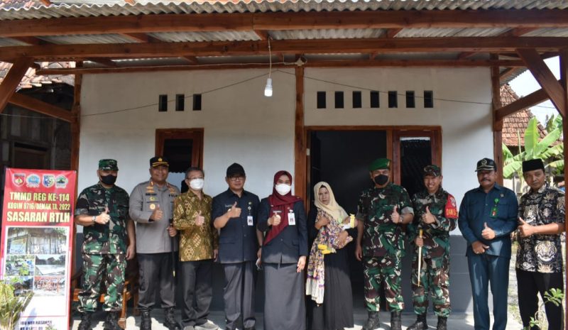 Penerima rehab RTLH bersama Bupati Demak dan Satgas TMMD (Foto:Istimewa) 