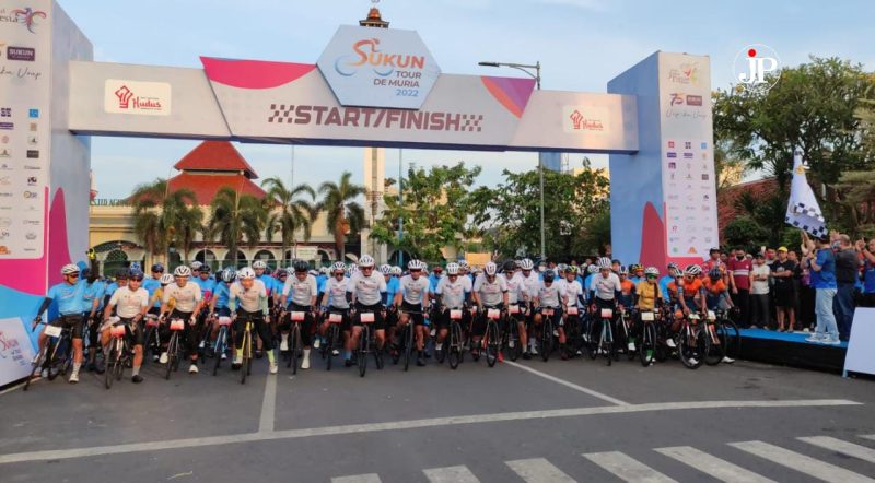 Bupati Kudus didampingi Direksi PT Sukun Wartono Indonesia dan Forkopimda melepas keberangkatan peserta Tour de Muria (Foto:J02) 