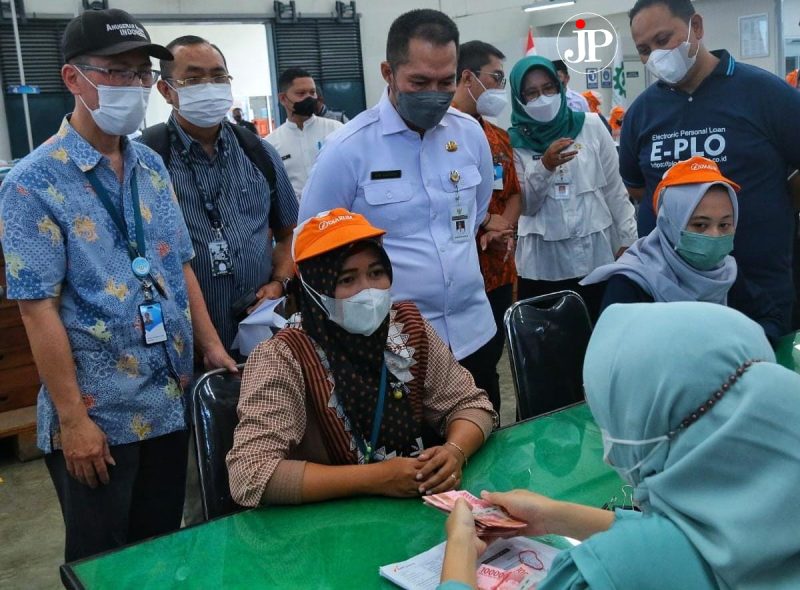 Bupati Kudus HM Hartopo menyaksikan pencairan BLT Buruh Rokok (Foto:J02) 
