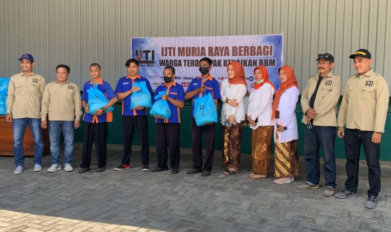 IJTI Muria Raya, Kominfo bersama penerima Baksos (Foto:J02) 