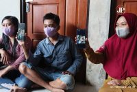 Korban lelang arisan menunjukkan postingan Status WA EP (Foto:J02) 