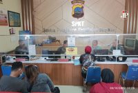 Perwakilan korban Lelang Arisan Bodong melaporkan EP ke SPKT Polres Kudus (Foto:J02) 