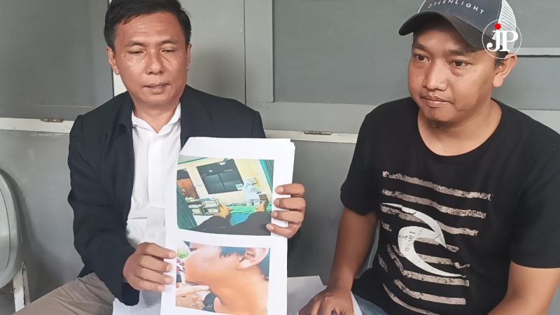 M Rifai korban pengeroyokan bersama Eris Effendi kuasa hukum menunjukkan bukti visum (Foto:J02) 