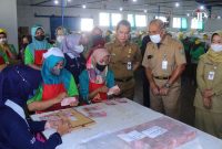 Pekerja rokok sedang menghitung uang BLT (Foto:J02) 