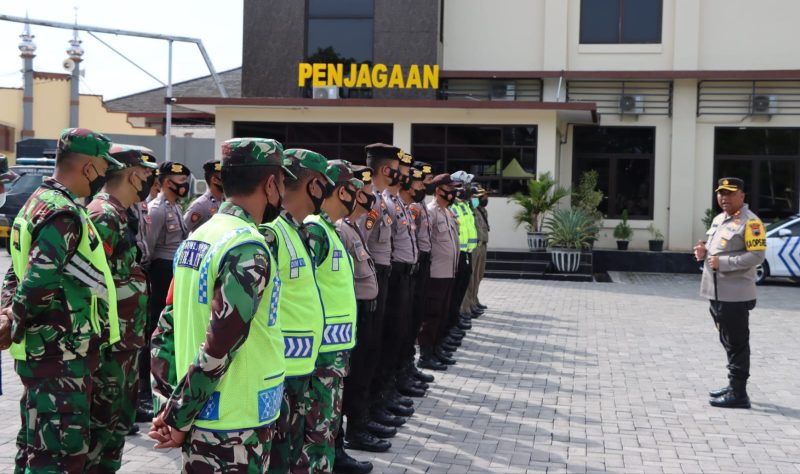 Kapolres Demak di hadapan Pasukan Pengamanan Pilkades Demak (Foto:Istimewa) 