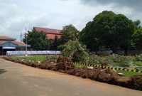 Proses pengerjaan halaman Pendapa Kabupaten Kudus. (Foto:J05)