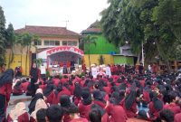 Bagi-bagi doorprize dalam rangka HUT PGRI ke-77 di SMPN 1 Kudus. (J05)