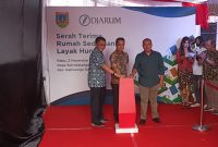 Serah Terima Simbolis Rumah Sehat Layak Huni oleh Bupati Kudus Hartopo, Deputi GM Corporate Communications PT Djarum Achmad Budiharto dan Ketua DPRD Kudus Masan (Foto:J02)