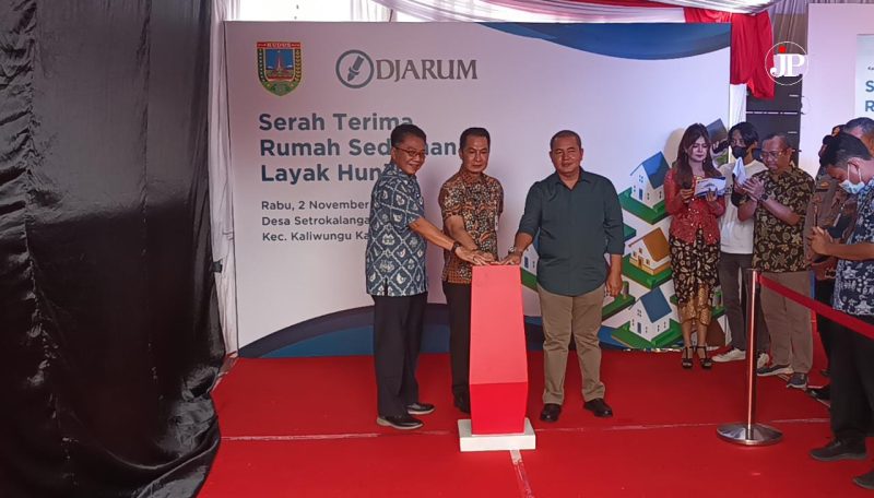 Serah Terima Simbolis Rumah Sehat Layak Huni oleh Bupati Kudus Hartopo, Deputi GM Corporate Communications PT Djarum Achmad Budiharto dan Ketua DPRD Kudus Masan (Foto:J02)