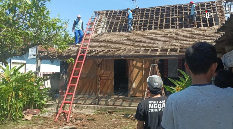 Para pekerja tengah membongkar atas rumah Ari Wahyu Ning Asih (42) di Kelurahan Wergu Wetan, Kota Kudus. (Foto:J02)
