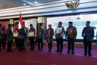 Penyerahan Piagam Penghargaan Universal Health Coverage (UHC) Award di Tingkat Provinsi Jawa Tengah oleh BPJS Kesehatan. (Foto:Istimewa)