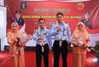 Pisah sambut Kepala Rutan dari Suprihadi (kiri) kepada Solichin (kanan) sebagai kepala Rutan baru. (Foto:Istimewa)