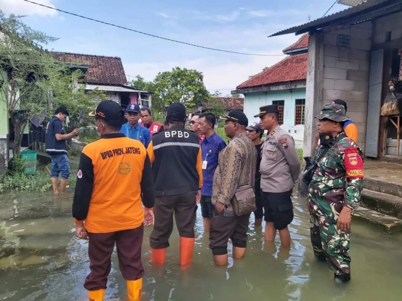 Sekda Demak Akhmad Sugiharto bersama dengan BPBD, PMI Tim Tagana dan forkopimcam Wedung melakukan peninjauan lokasi banjir di Dukuh Menco. (Istimewa 
/KomDemak)