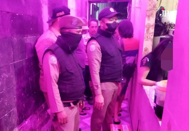 Satpol PP Kudus melakukan giat operasi perda di Kafe Karaoke Jalan Lingkar Kecamatan Jati, Kudus. (Foto:Istimewa)