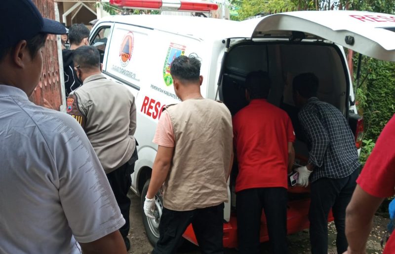 Proses evakuasi jenazah yang meninggal dunia di Desa Tanjungkarang, Kecamatan Jati, Kudus. (Foto:Istimewa)