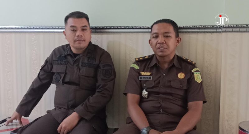 Kasi Pidana Umum Kejari Kudus M Baharuddin bersama Kasi Intel Kejari Kudus Arga Maramba. (Foto:J02)