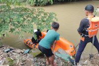 Pencarian bocah tenggelam di Kali gelis oleh relawan (Foto:Istimewa) 