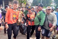 Proses evakuasi jenazah anak tenggelam di Sungai Gelis, Kudus. (Foto:J02)