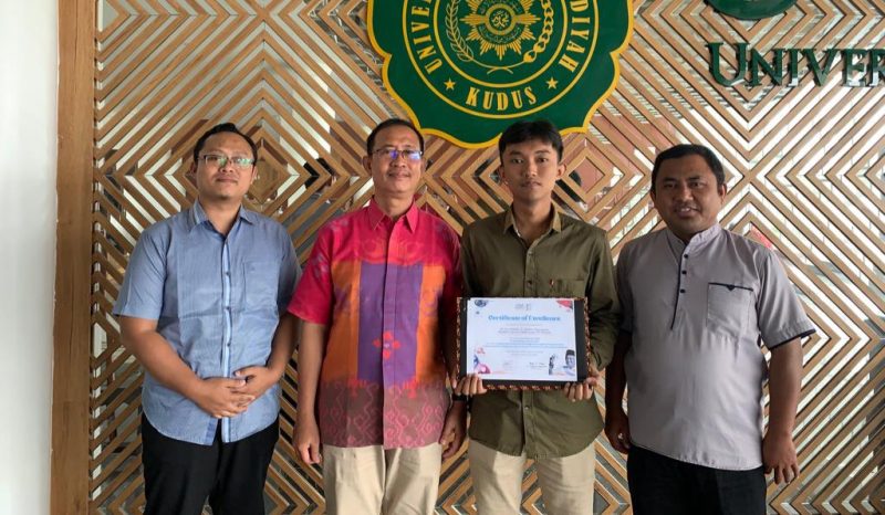 Mahasiswa Universitas Muhammadiyah Kudus, Abdullah Latif (dua dari kanan) berhasil meraih penghargaan sebagai juara dua tingkat nasional pada ajang Orbit Habibie Techfest 2022. (Foto:Istimewa)