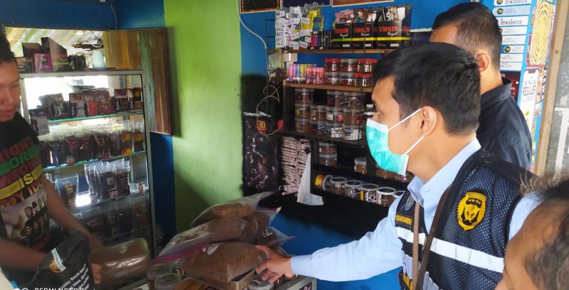 Tim BKC ilegal Demak menyita beberapa kantong tembakau ilegal di salah satu kios penjual tembakau yang ada di Jalan Bonang, Demak. (Istimewa/KomDemak)
