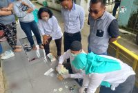 Tim medis dari Puskesmas Wergu Wetan dan Polsek Kota Kudus melakukan uji darah di rumah warga Wergu Wetan (Foto:J02) 