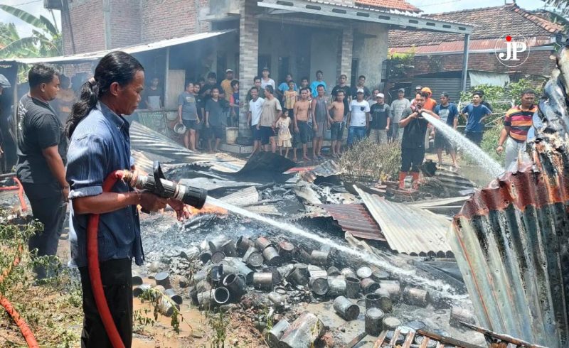 Petugas pemadam kebakaran berhasil memadamkan api yang membakar gudang cat di Desa Jepang Pakis, Kecamatan Jati, Kudus. (Istimewa)