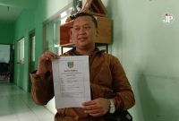 Warga Sidorekso menunjukkan Kartu peserta pengisian Perangkat desa (Foto:J02) 