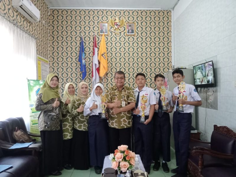 Foto bersama peraih juara lomba di SMP 1 Kaliwungu Kudus. (Foto:Istimewa)